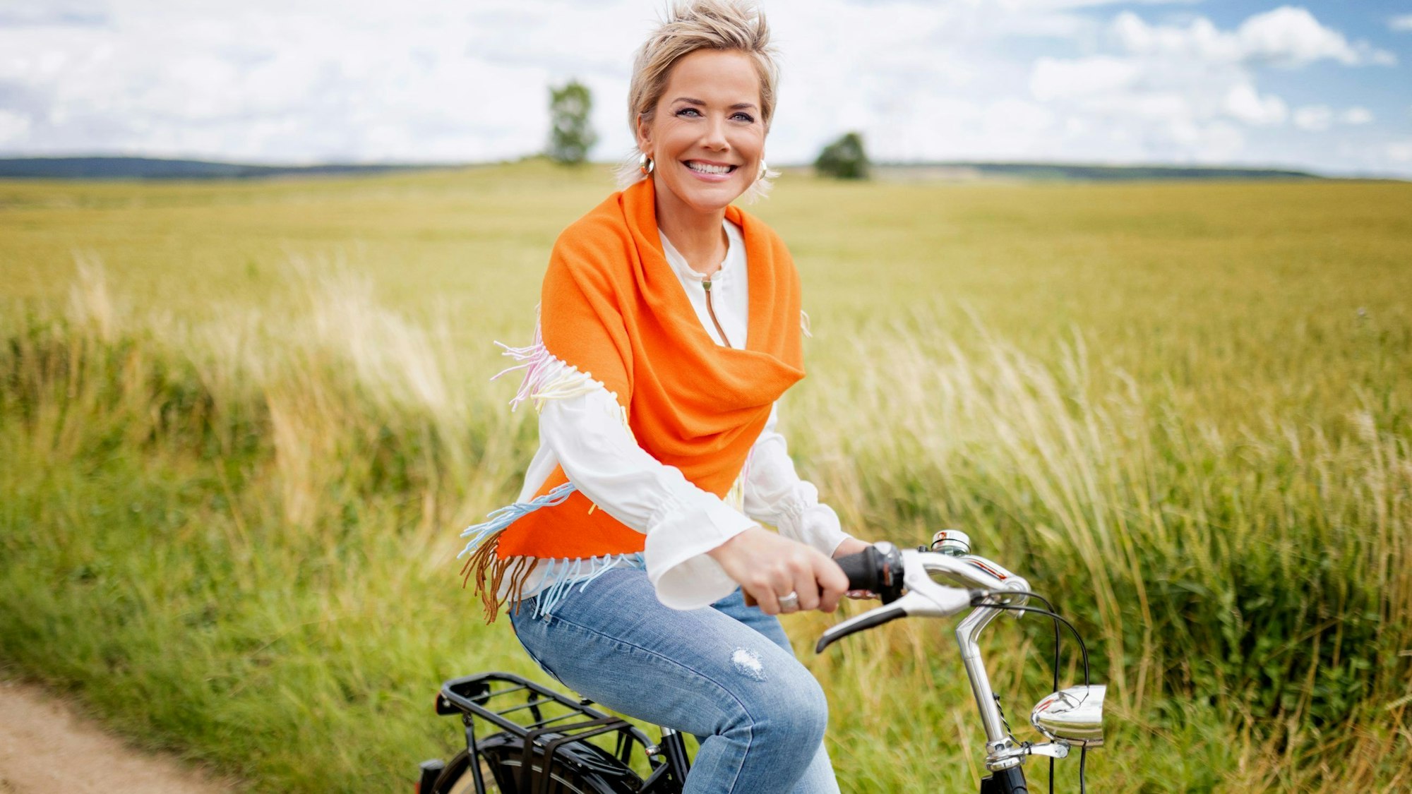 Inka Bause fährt auf einem Fahrrad.