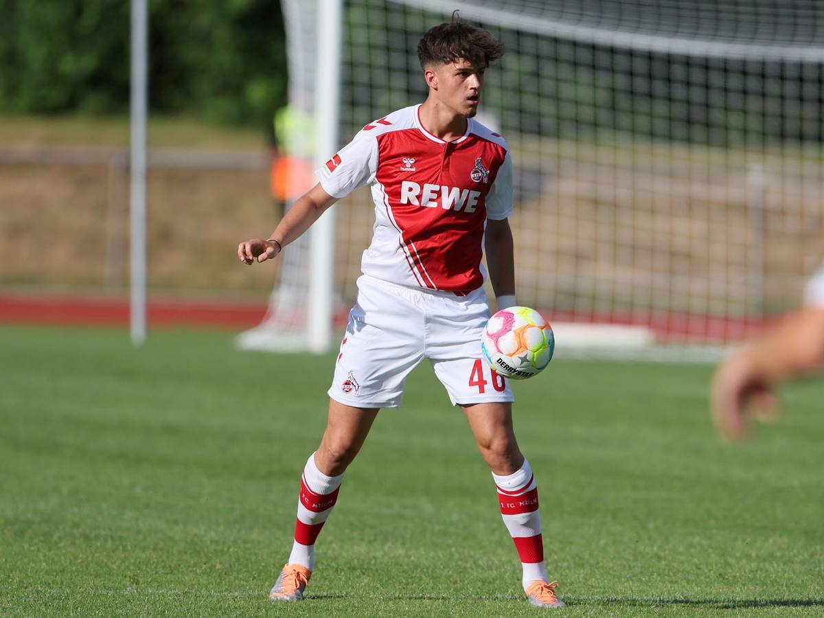 Rijad Smajic, hier am 1. Juli 2022 im Testspiel gegen Tus Mondorf, verlängert langfristig beim 1. FC Köln.