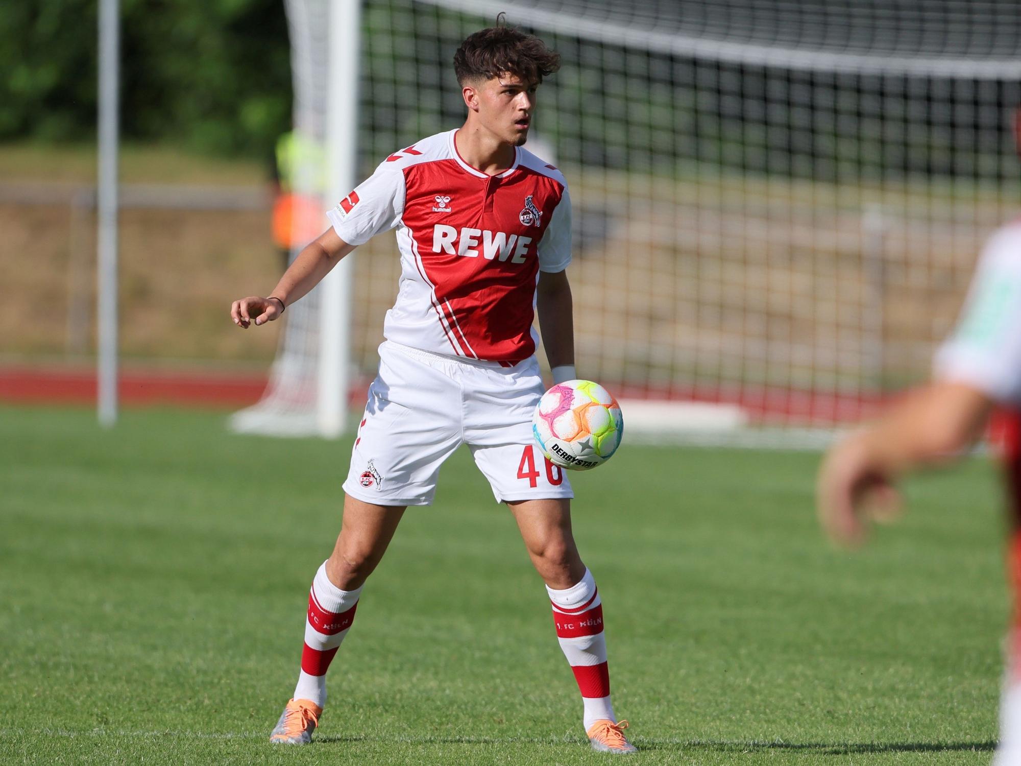 Rijad Smajic, hier am 1. Juli 2022 im Testspiel gegen Tus Mondorf, verlängert langfristig beim 1. FC Köln.