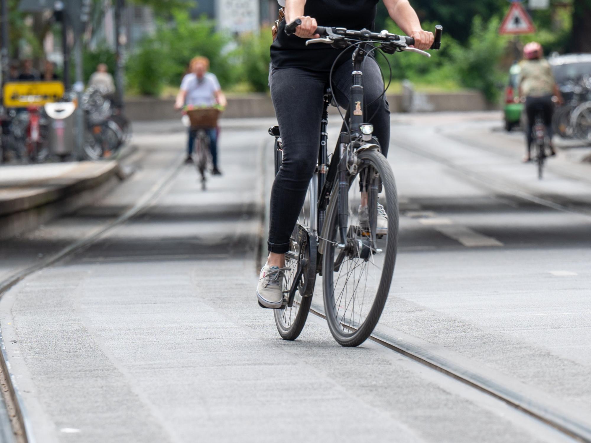 Ein Fahrradfahrer in der Zülpicher Straße zwischen Mensa und Zülpicher Wall.
