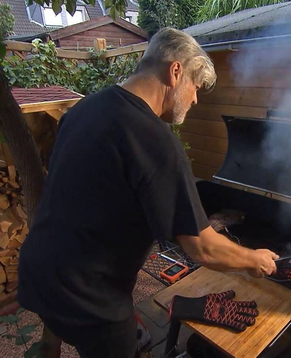 Ronny steht am Smoker.