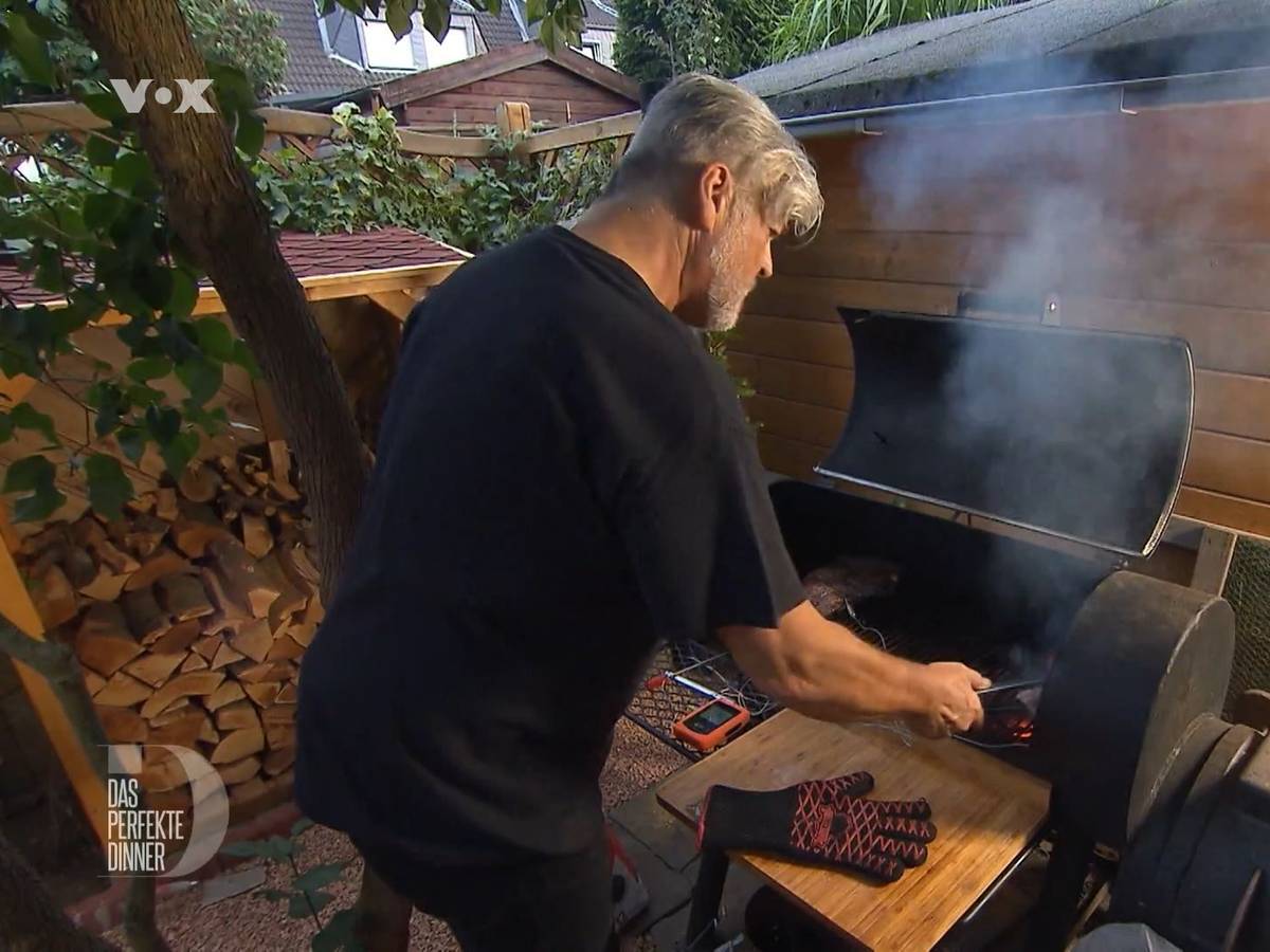 Ronny steht am Smoker.