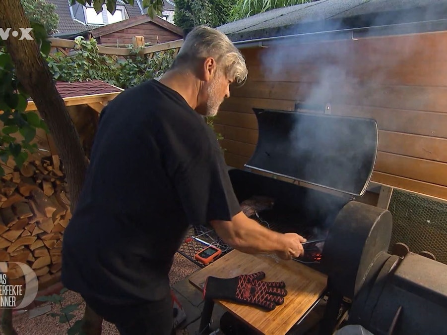 Ronny steht am Smoker.