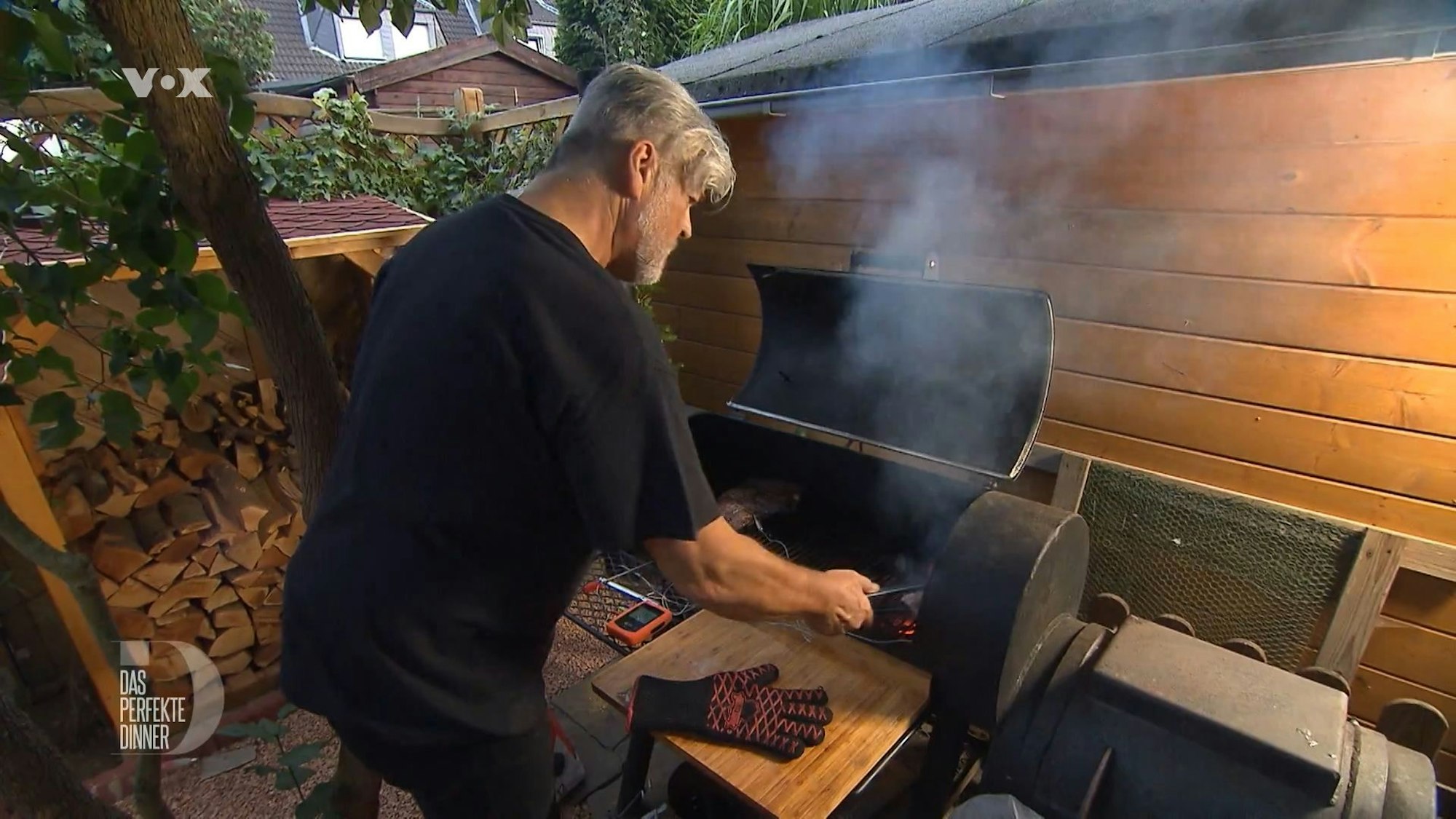 Ronny steht am Smoker.