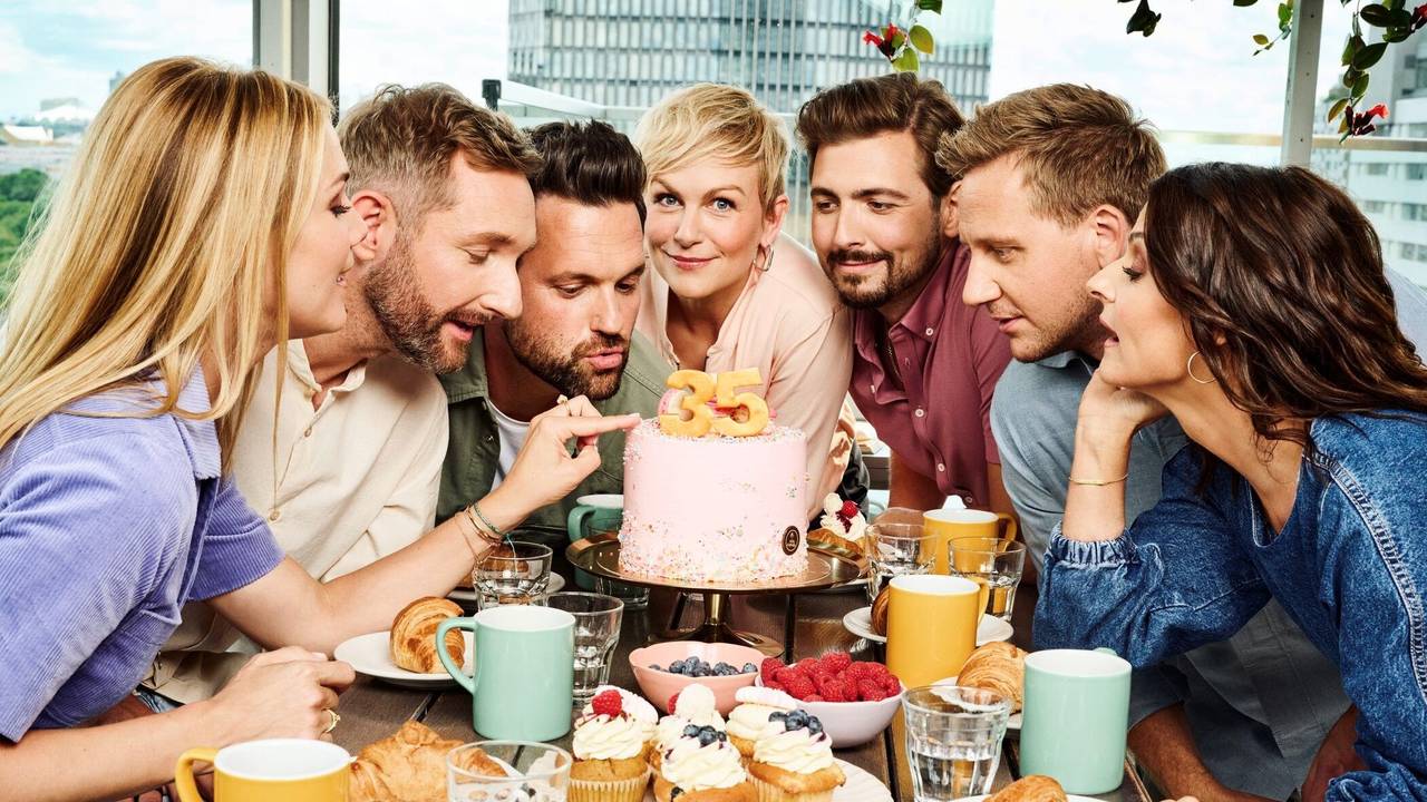 Gruppenfoto des Sat.1-„Frühstücksfernsehen“-Teams mit (von links): Alina Merkau, Daniel Boschmann, Matthias Killing, Karen Heinrichs, Chris Wackert, Lukas Haunerland und Urgestein Marlene Lufen.