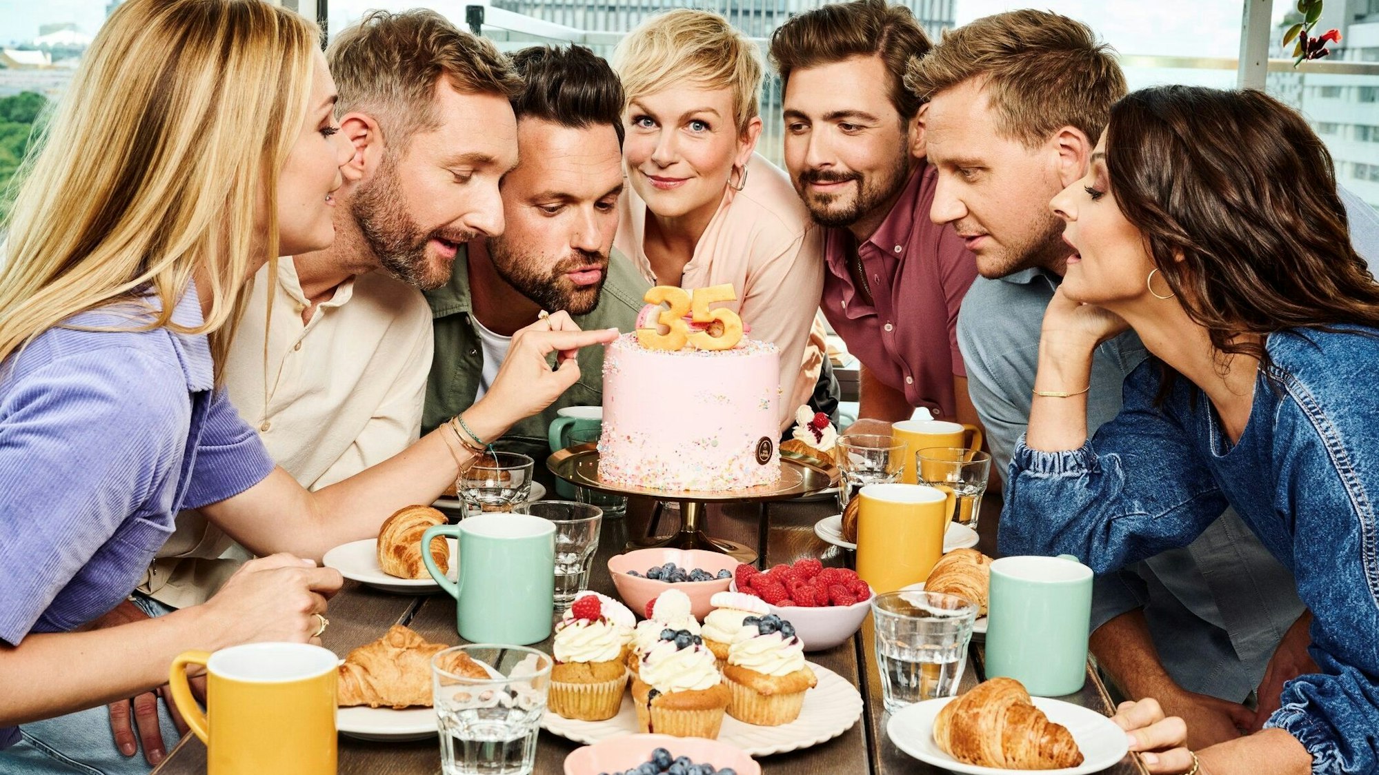 Alina Merkau, Daniel Boschmann, Matthias Killing, Karen Heinrichs, Chris Wackert, Lukas Haunerland und Marlene Lufen rund um eine Geburtstagstorte
