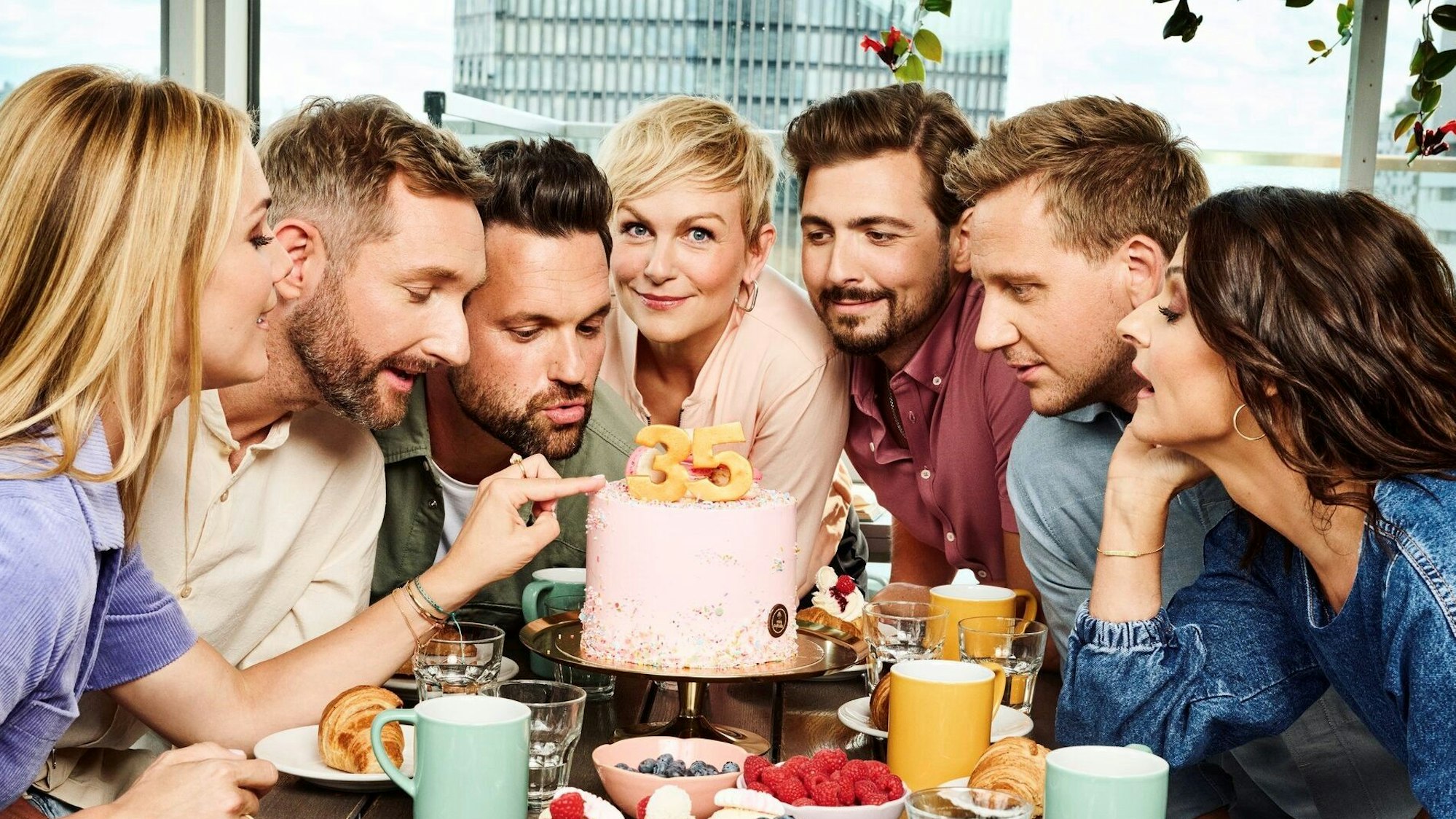 Gruppenfoto des Sat.1-„Frühstücksfernsehen“-Teams mit (von links): Alina Merkau, Daniel Boschmann, Matthias Killing, Karen Heinrichs, Chris Wackert, Lukas Haunerland und Urgestein Marlene Lufen.