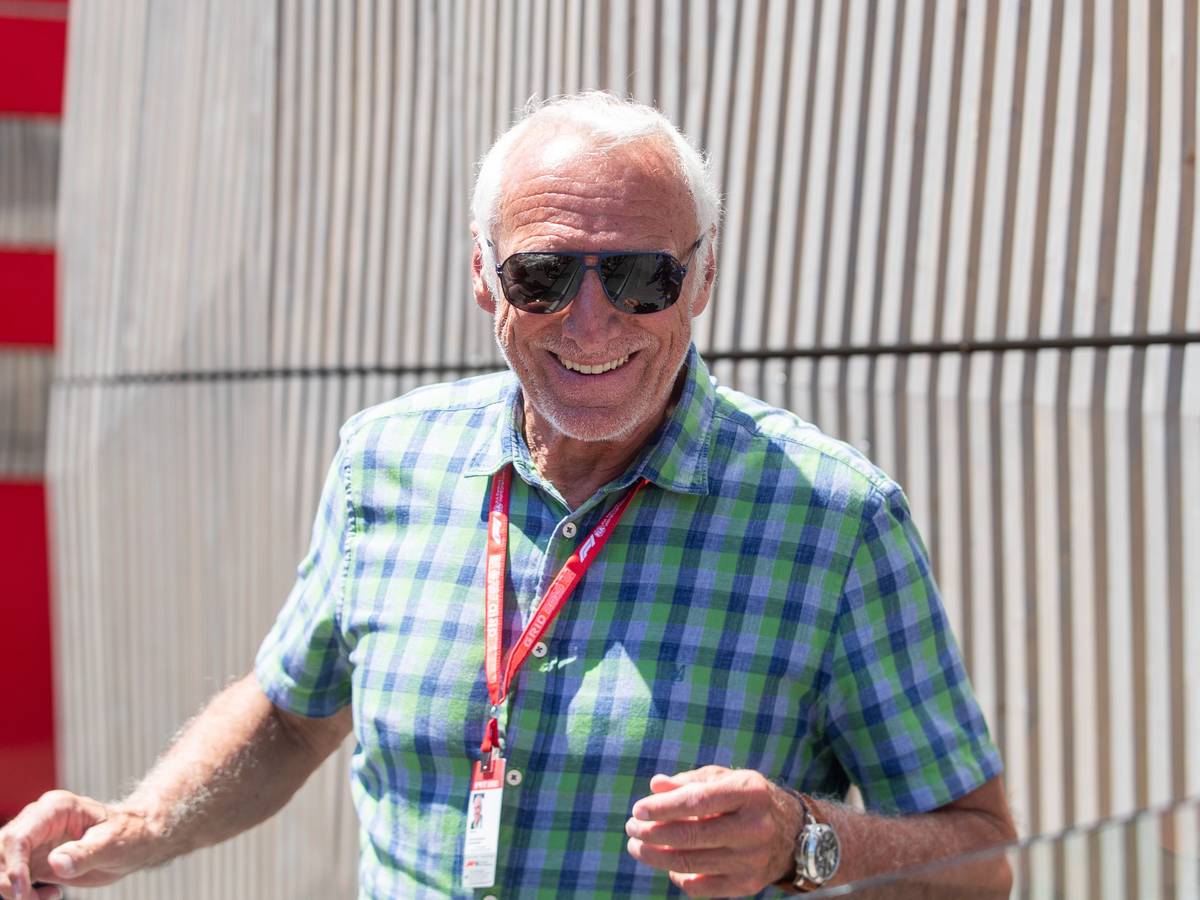 Dietrich Mateschitz, Unternehmer aus Österreich, geht durch das Fahrerlager.