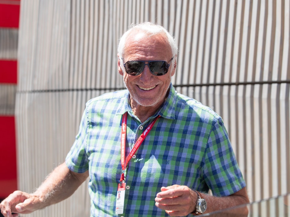 Dietrich Mateschitz, Unternehmer aus Österreich, geht durch das Fahrerlager.