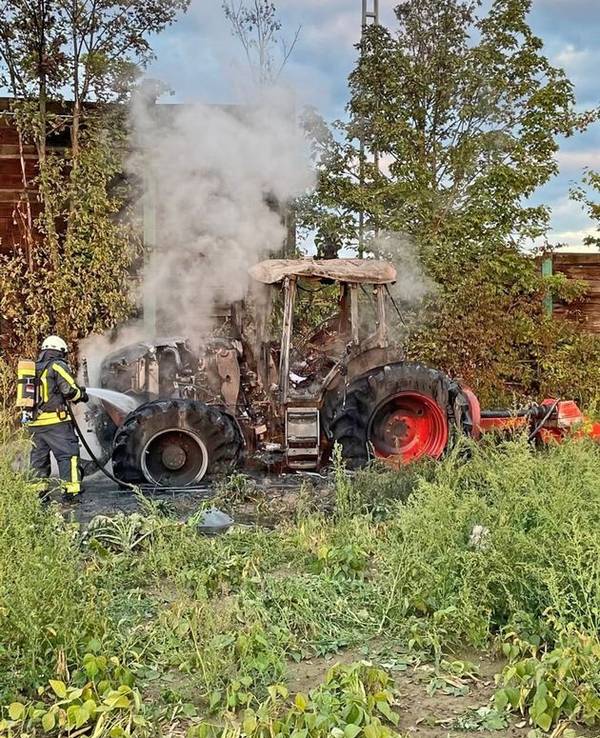Der vom Feuer zerstörte Traktor auf dem Feld