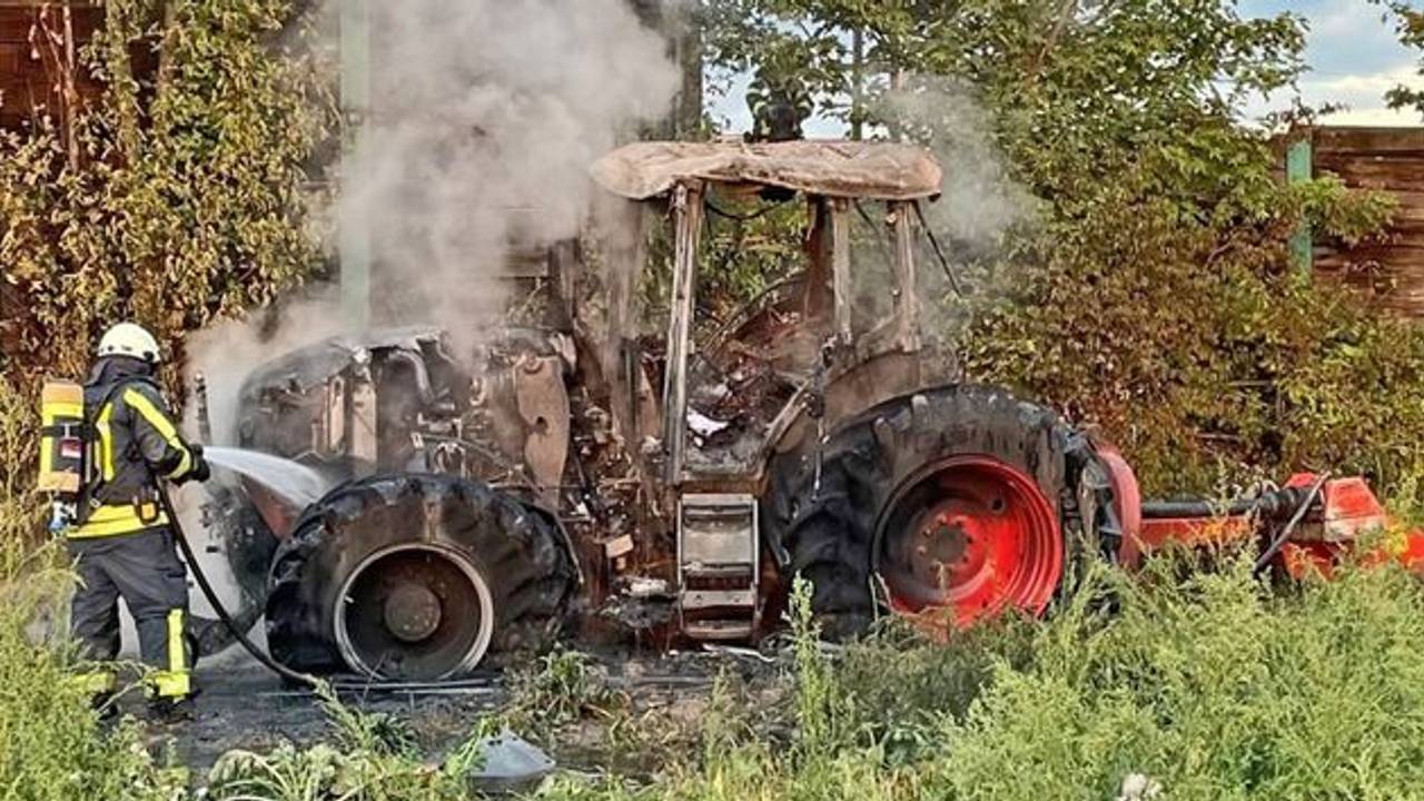 Der vom Feuer zerstörte Traktor auf dem Feld