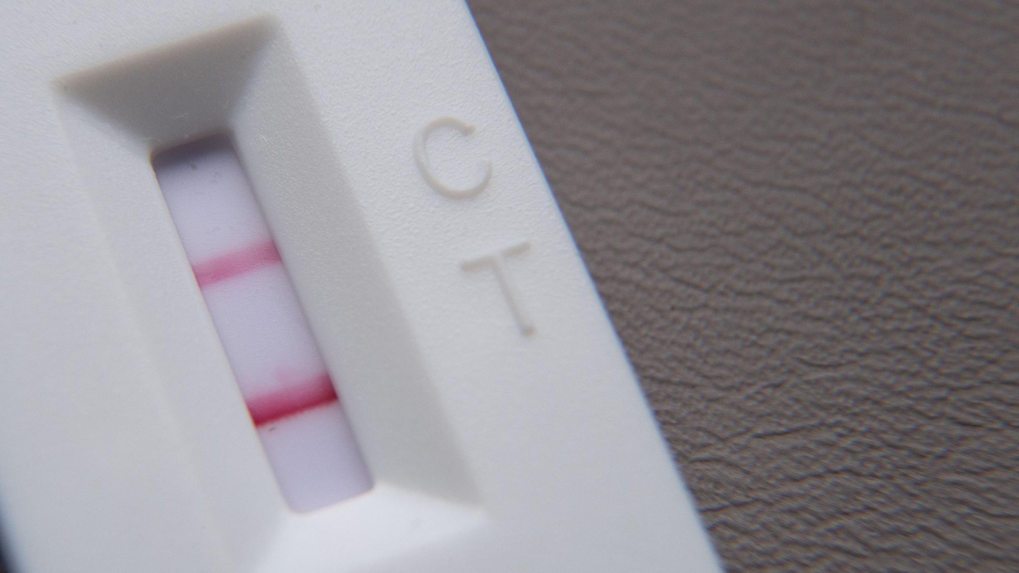 Ein positiver Corona-Schnelltest zeigt zwei rote Linien an.