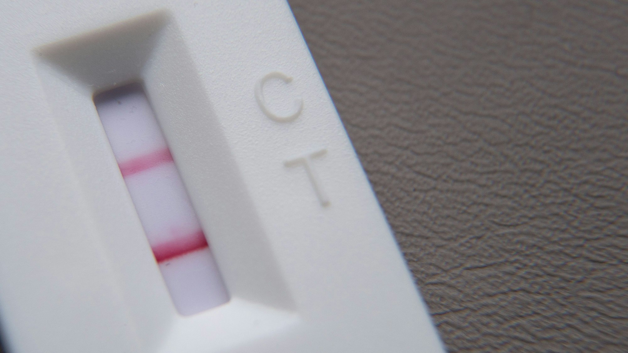 Ein positiver Corona-Schnelltest zeigt zwei rote Linien an.