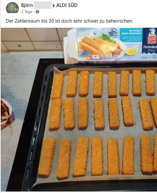 Ein Backblech auf dem Fischstäbchen liegen.