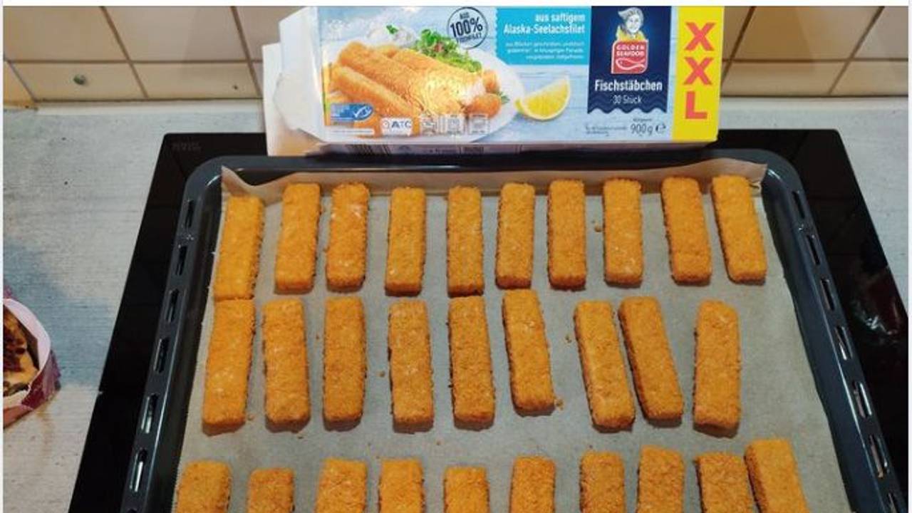 Ein Backblech auf dem Fischstäbchen liegen.