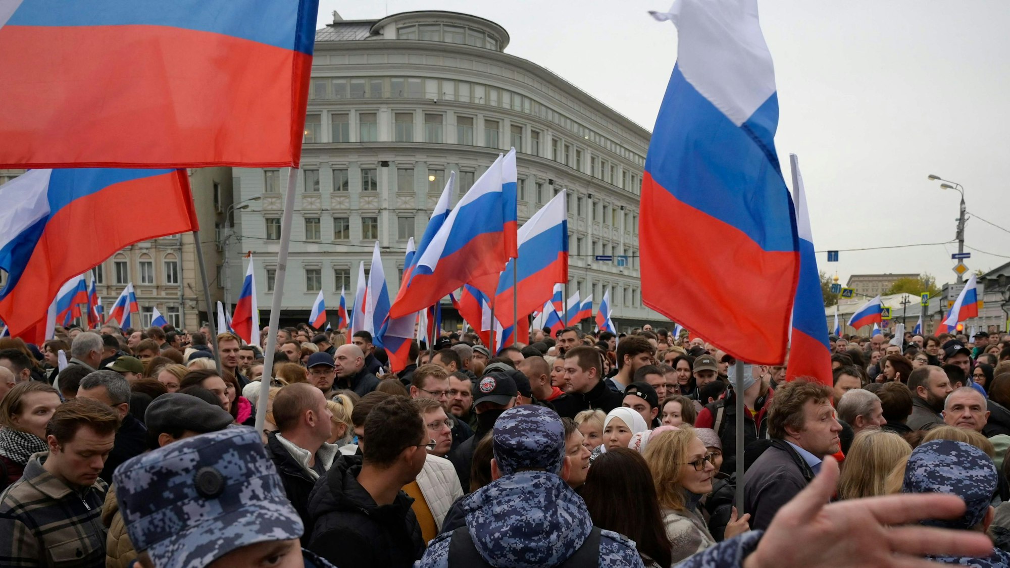 Auf unserem Symbolbild wehen russische Fahnen am 30. September 2022 bei einer Versammlung in Moskau.