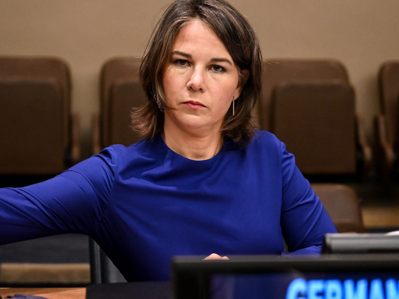 Annalena Baerbock sitzt bei einem Treffen der Stockholm-Initiative in New York