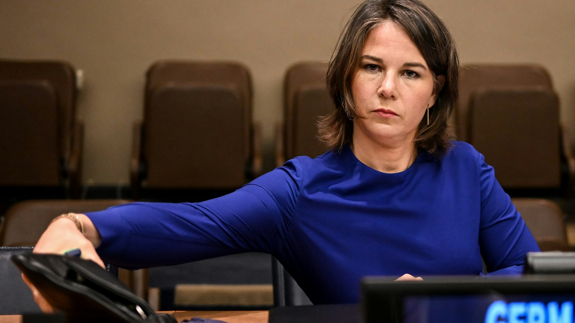 Annalena Baerbock sitzt bei einem Treffen der Stockholm-Initiative in New York