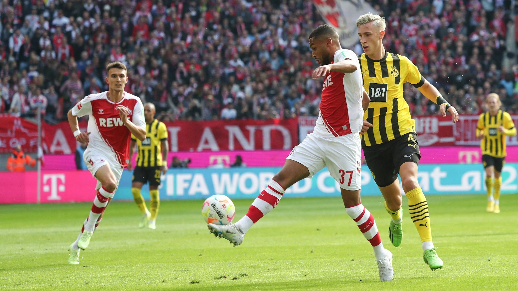 Linton Maina im Zweikampf mit Nico Schlotterbeck.