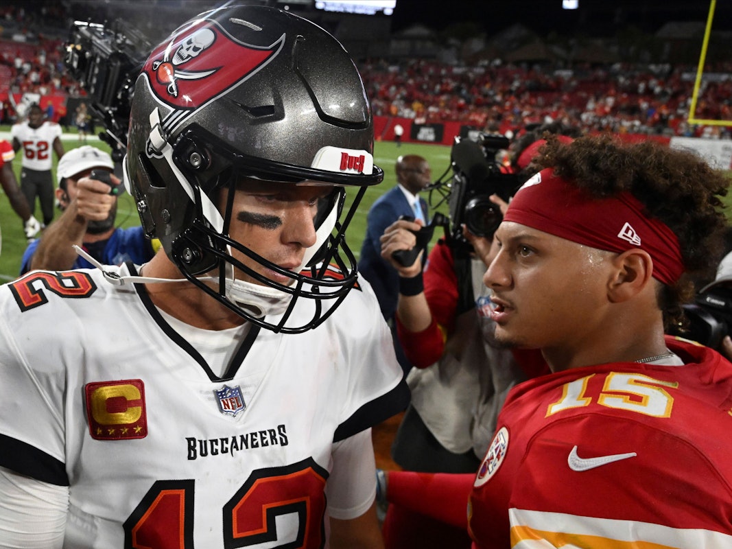 Tom Brady von den Tampa Bay Buccaneers und Patrick Mahomes von Kansas City Chiefs unterhalten sich nach dem Spiel.
