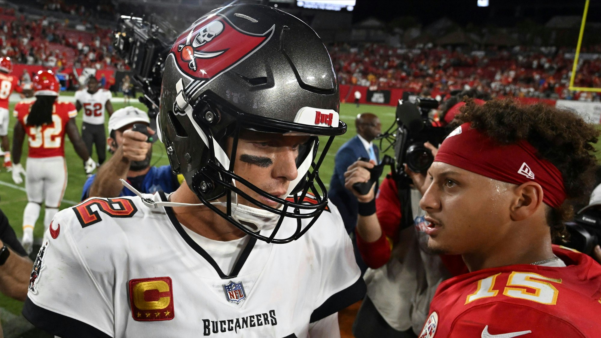 Tom Brady von den Tampa Bay Buccaneers und Patrick Mahomes von Kansas City Chiefs unterhalten sich nach dem Spiel.