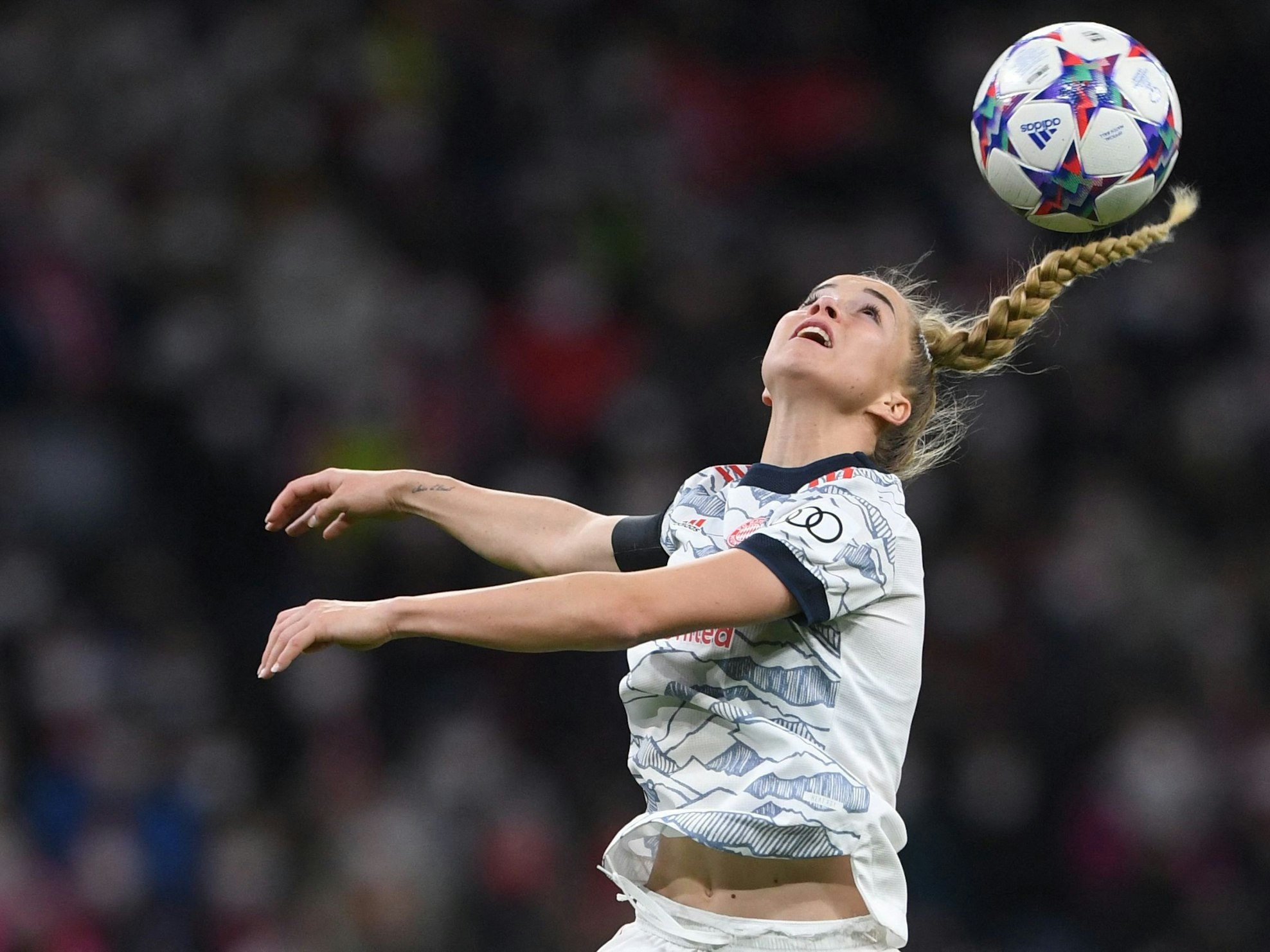 Giulia Gwinn versucht den Ball mit dem Kopf zu erreichen.