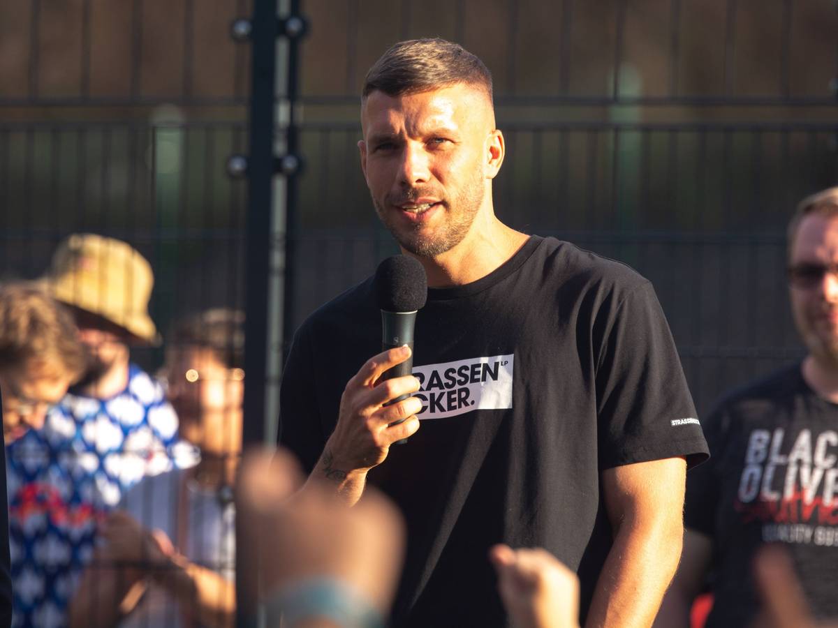 Lukas Podolski spricht ins Mikrofon
