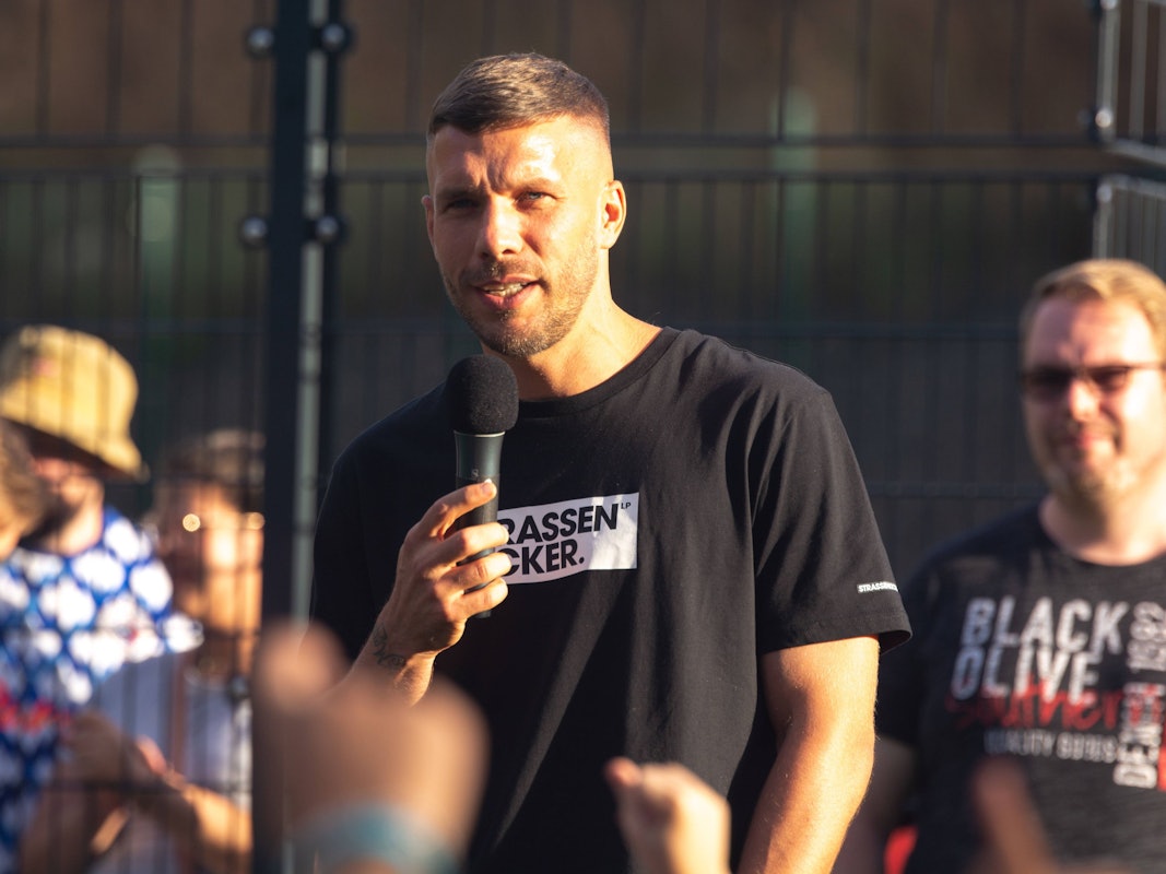 Lukas Podolski spricht ins Mikrofon