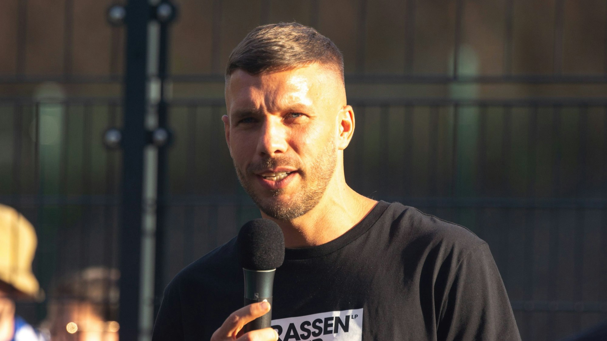 Lukas Podolski spricht ins Mikrofon