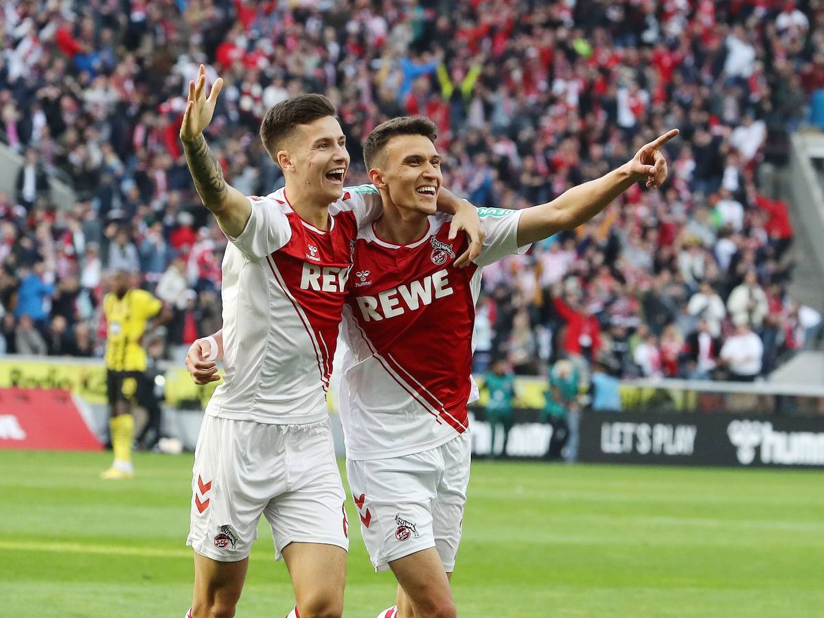 Torschütze Dejan Ljubicic (r.) und Vorlagengeber Denis Huseinbasic jubeln gemeinsam über das 3:1 des 1. FC Köln gegen Borussia Dortmund am 1. Oktober 2022.