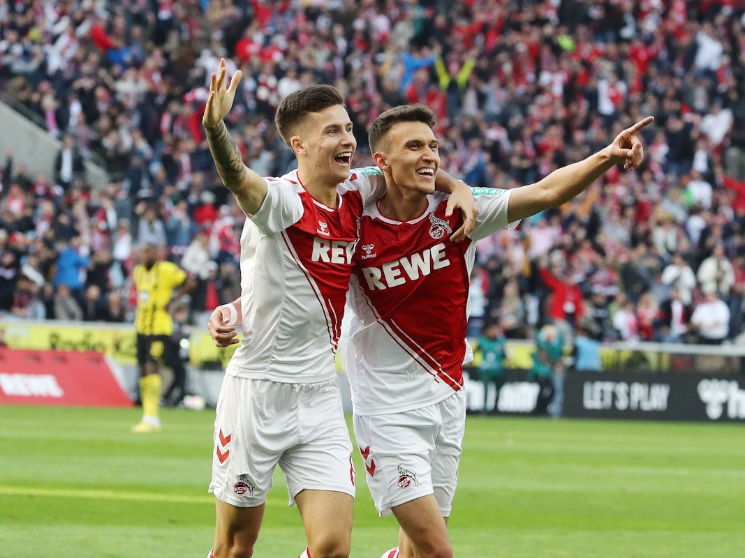 Torschütze Dejan Ljubicic (r.) und Vorlagengeber Denis Huseinbasic jubeln gemeinsam über das 3:1 des 1. FC Köln gegen Borussia Dortmund am 1. Oktober 2022.