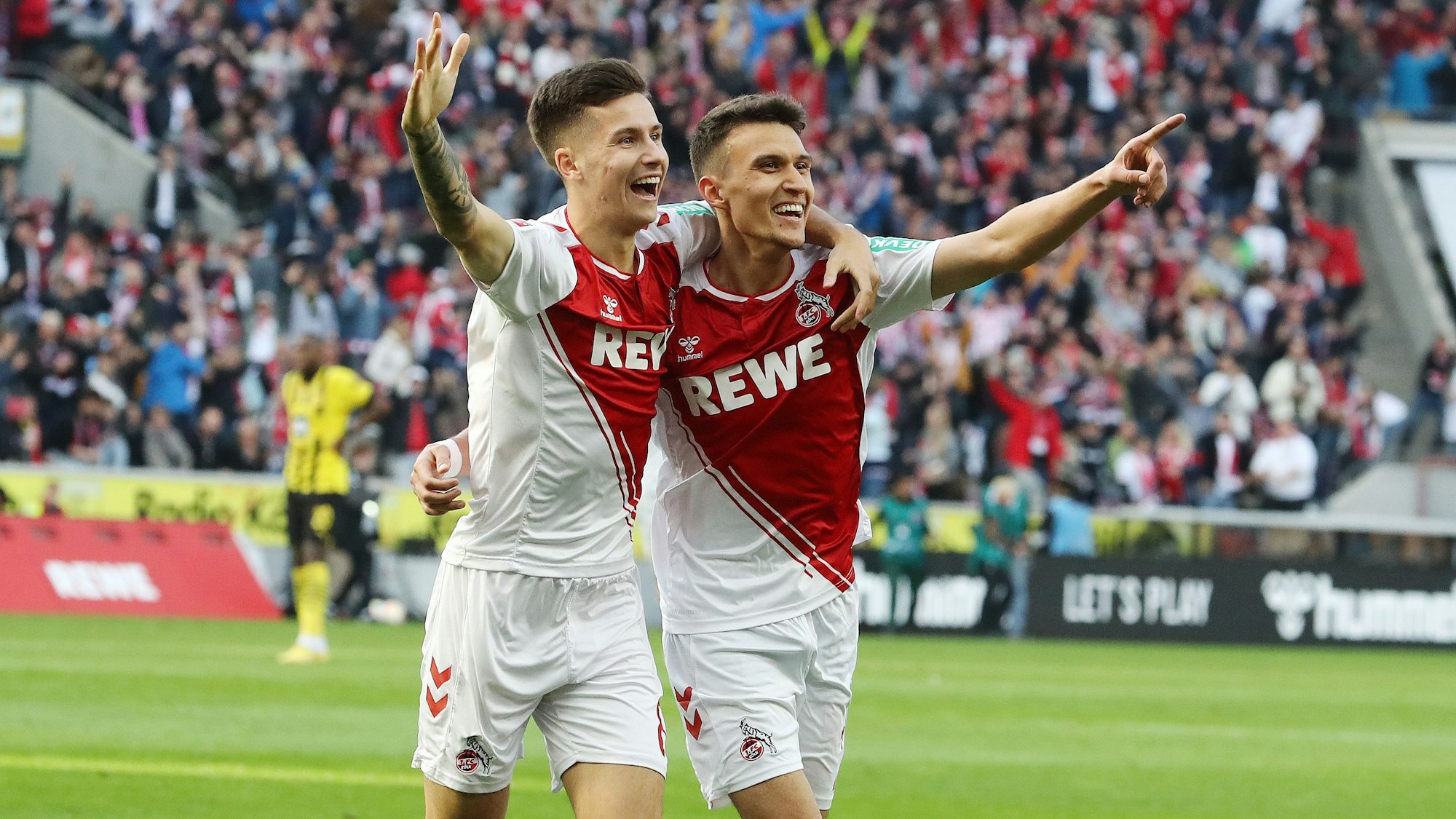 Torschütze Dejan Ljubicic (r.) und Vorlagengeber Denis Huseinbasic jubeln gemeinsam über das 3:1 des 1. FC Köln gegen Borussia Dortmund am 1. Oktober 2022.