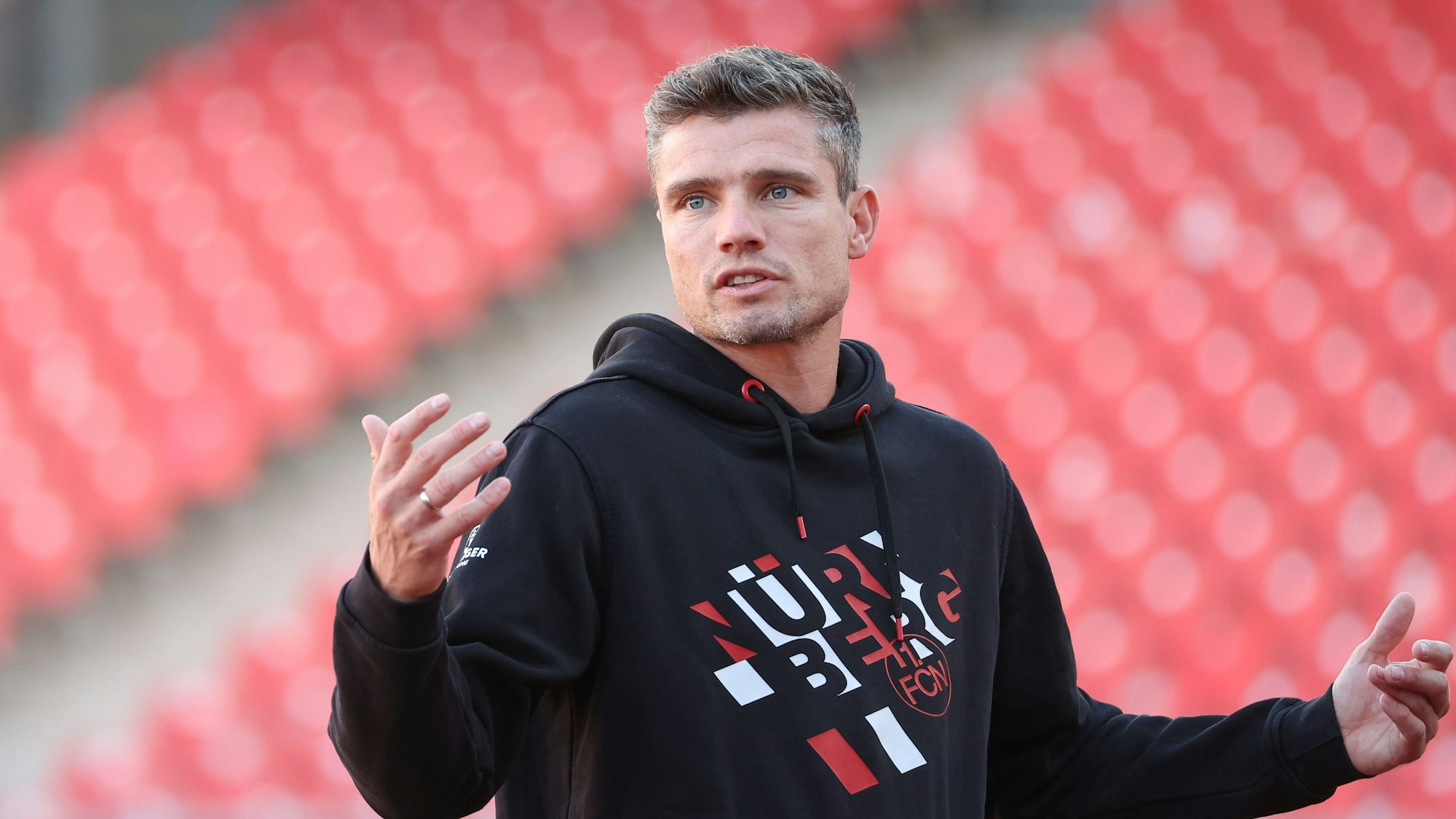 Trainer Robert Klauß vom 1. FC Nürnberg wirkt ratlos.