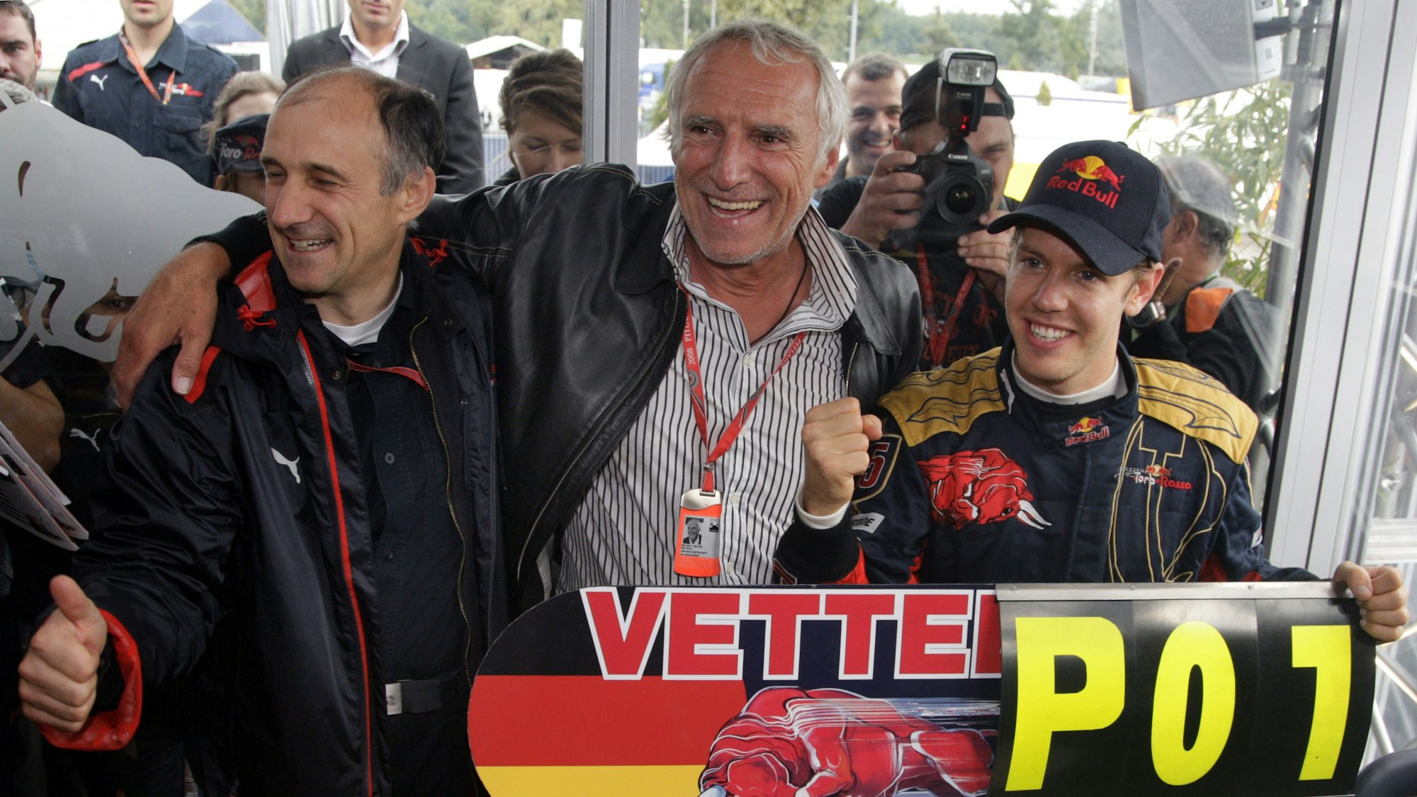 Der deutsche Formel-1-Fahrer Sebastian Vettel (r) von der Scuderia Toro Rosso und Teambesitzer Dietrich Mateschitz (M) und Teamchef Franz Tost von Scuderia Toro Rosso beim GP Italien in Monza.