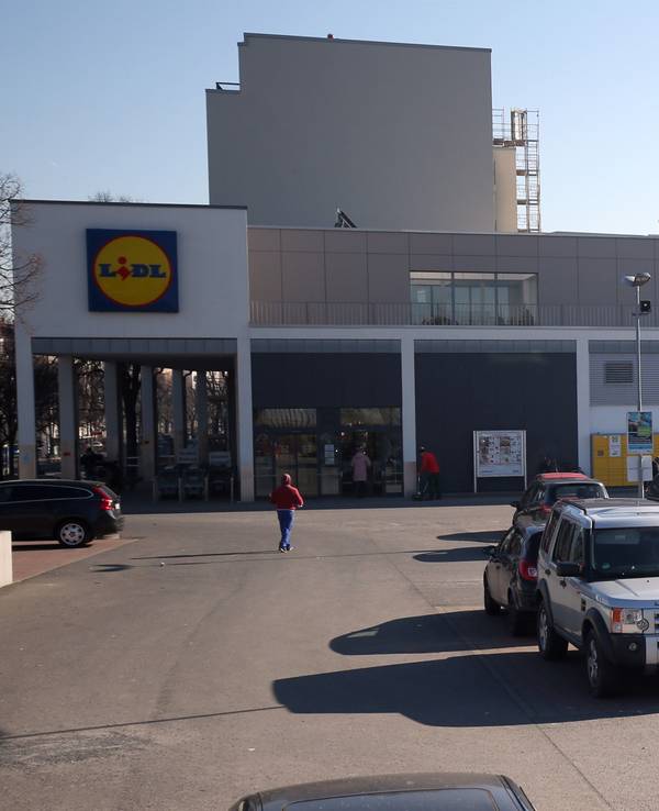 Autos stehen auf einem Parkplatz der Discounter-Kette Lidl.