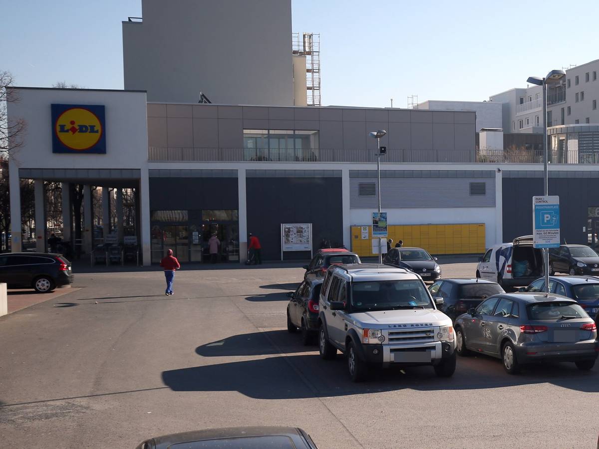 Autos stehen auf einem Parkplatz der Discounter-Kette Lidl.