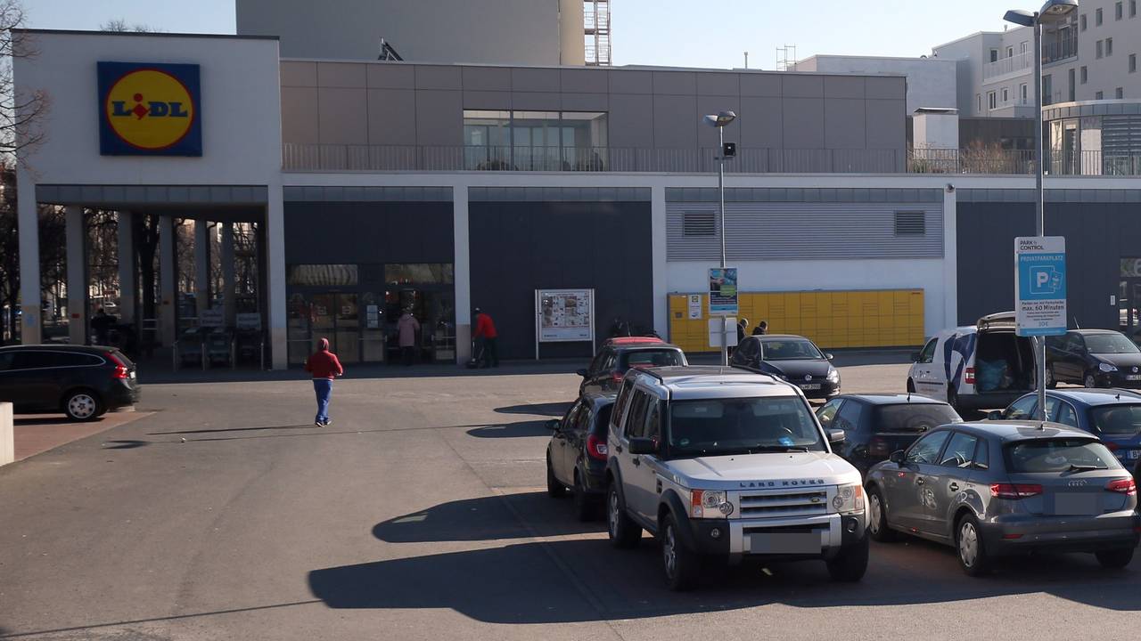 Autos stehen auf einem Parkplatz der Discounter-Kette Lidl.