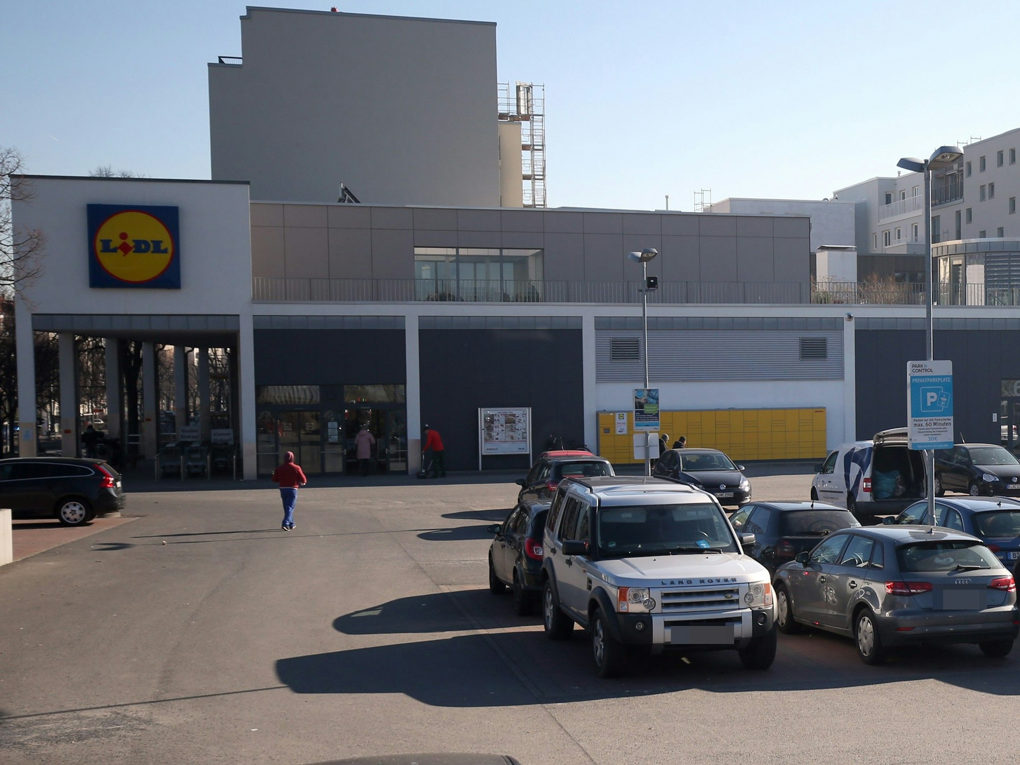 Autos stehen auf einem Parkplatz der Discounter-Kette Lidl.