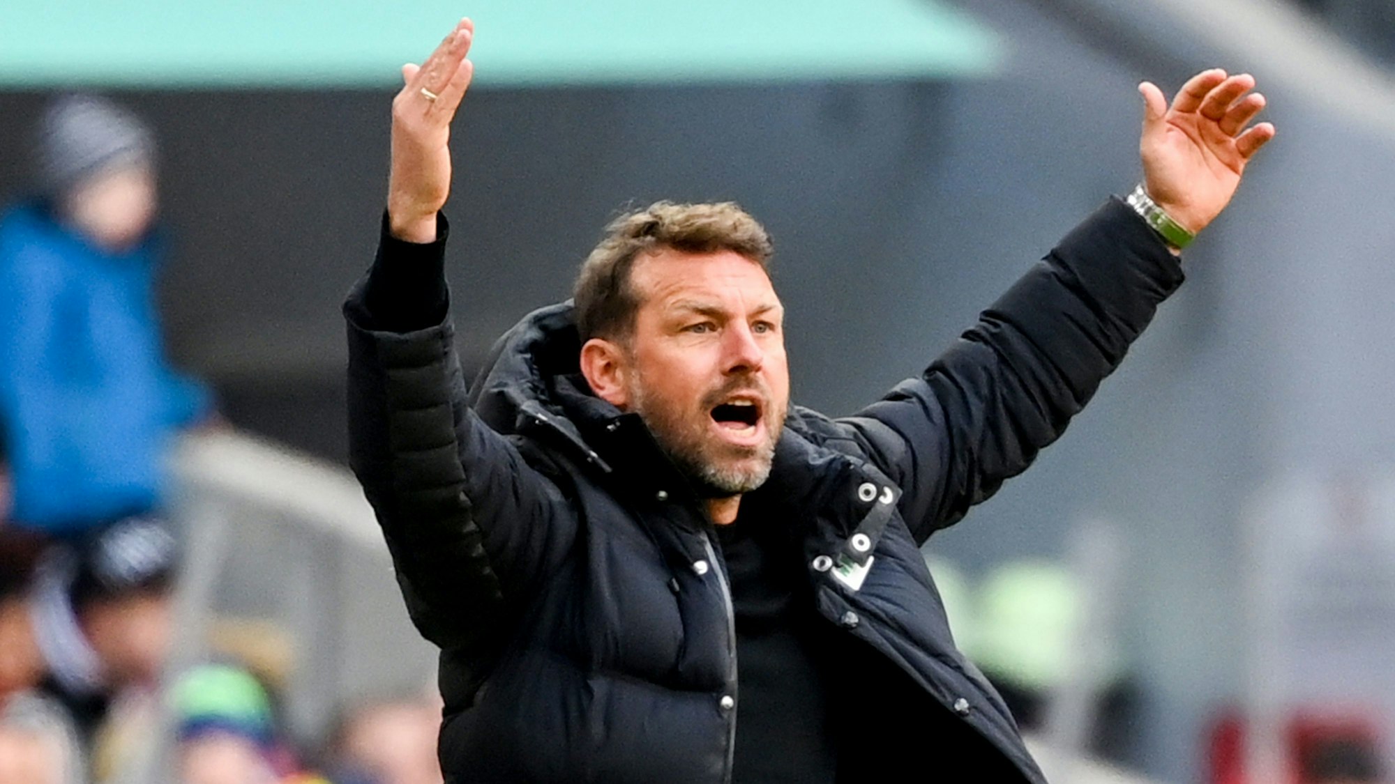 Markus Weinzierl gestikuliert an der Seitenlinie.