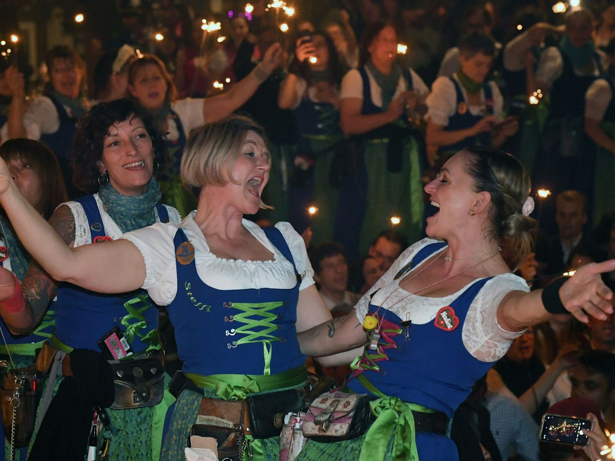 Die Bedienungen feiern mit den Gäasten beim traditionellen Kehraus im Hofbräuzelt den Abschluss der Wiesn.