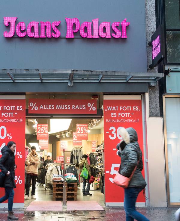 Kunden und Kundinnen vorm Jeans Palast auf der Schildergasse in Köln