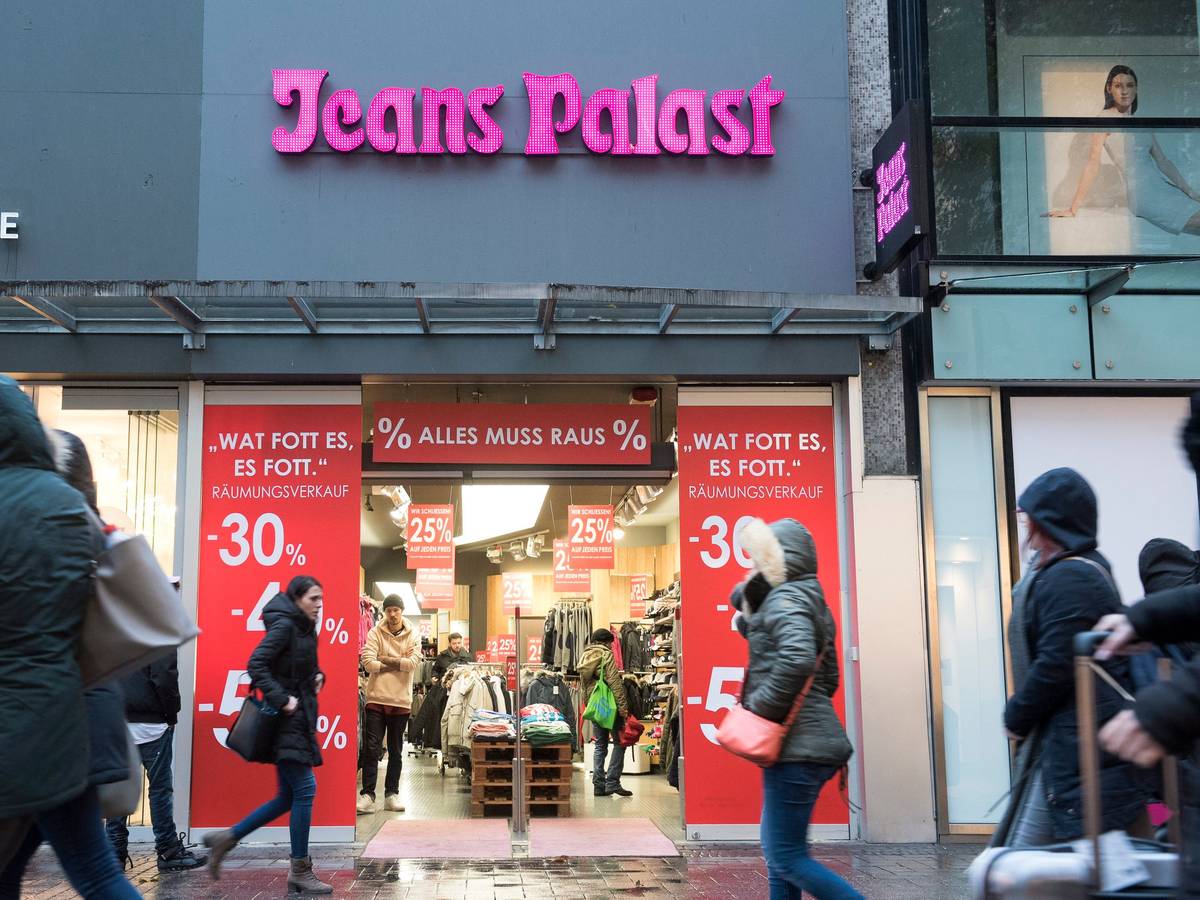 Kunden und Kundinnen vorm Jeans Palast auf der Schildergasse in Köln