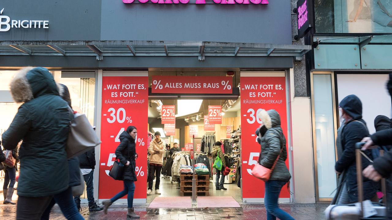 Kunden und Kundinnen vorm Jeans Palast auf der Schildergasse in Köln