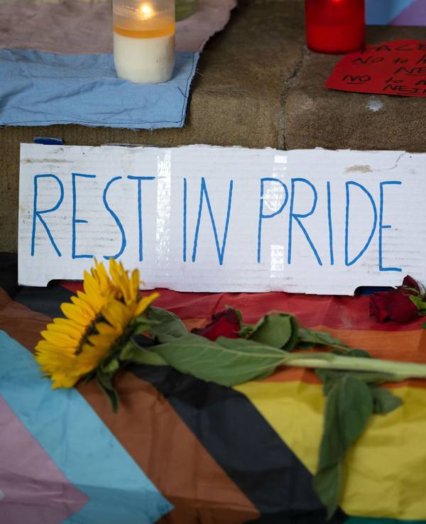 „Rest in Pride“ steht auf einem Karton an der Gedenkstätte für Malte C auf den Stufen des historischen Rathauses am Prinzipalmarkt in Münster.