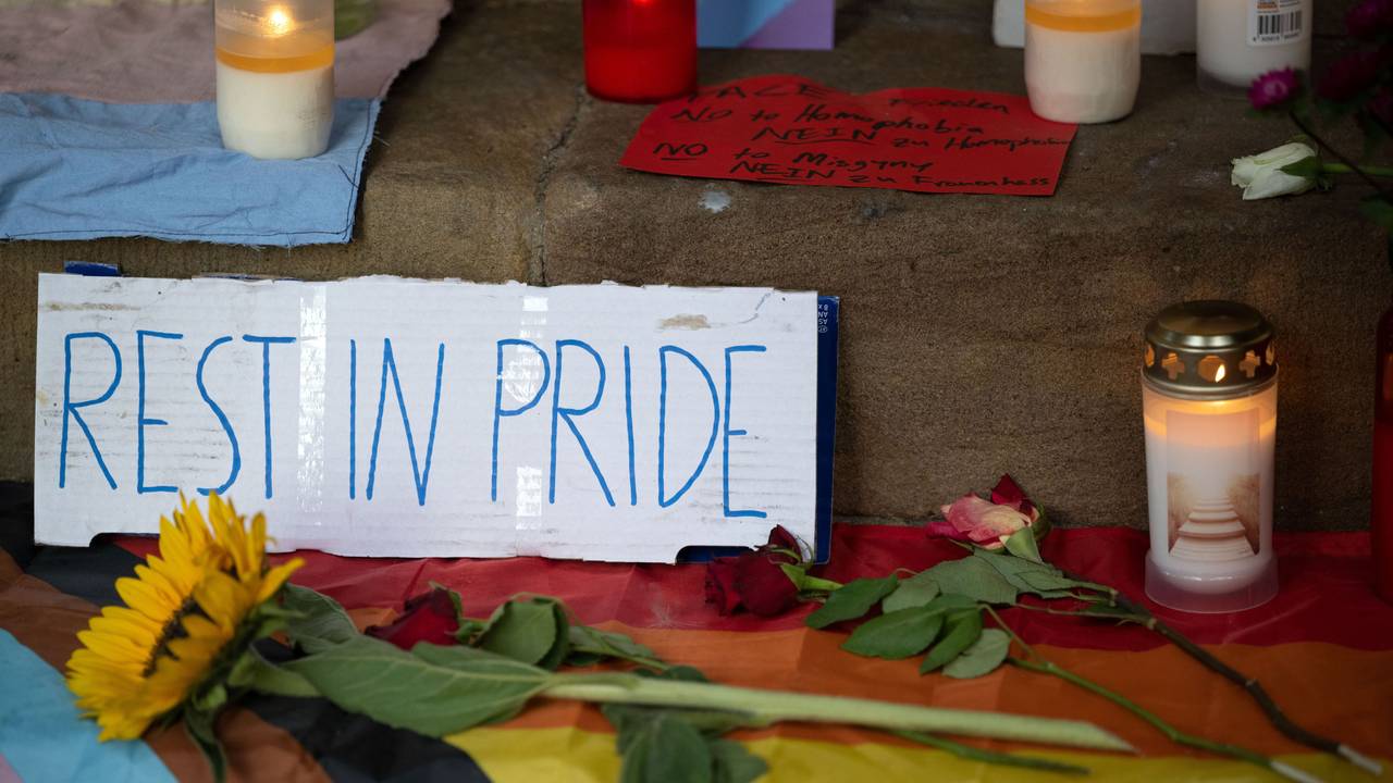„Rest in Pride“ steht auf einem Karton an der Gedenkstätte für Malte C auf den Stufen des historischen Rathauses am Prinzipalmarkt in Münster.