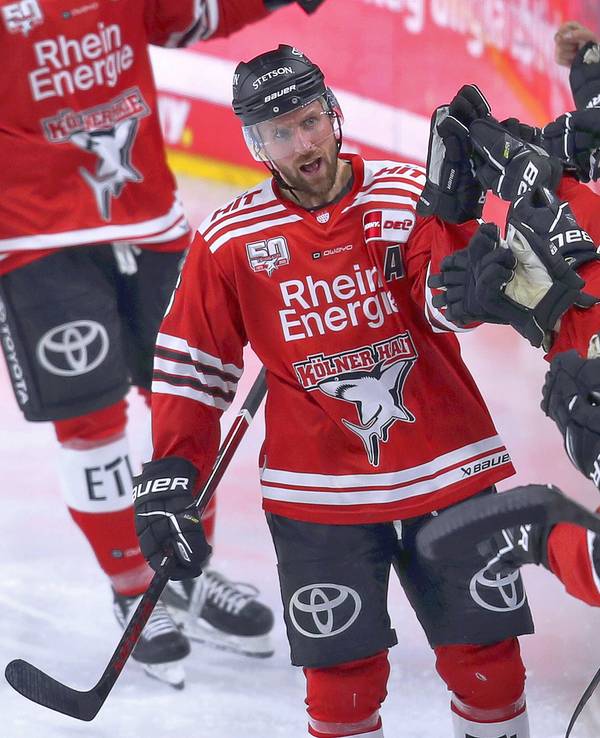 Die Kölner Haie spielten gegen Bremerhaven wie entfesselt. Hier feiert David McIntyre seinen Treffer zum 2:0.