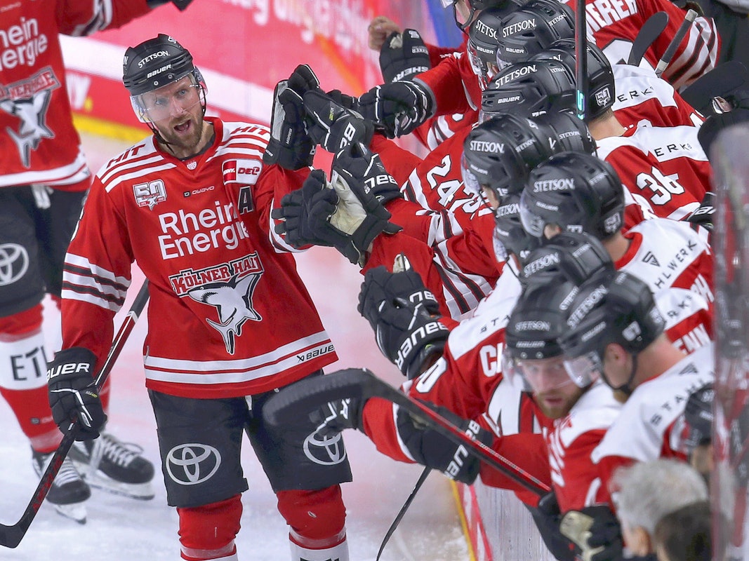 Die Kölner Haie spielten gegen Bremerhaven wie entfesselt. Hier feiert David McIntyre seinen Treffer zum 2:0.