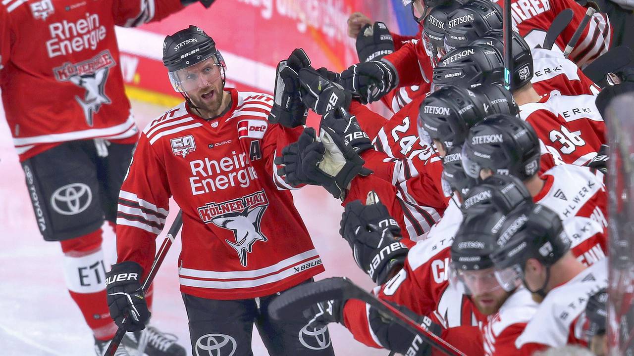Die Kölner Haie spielten gegen Bremerhaven wie entfesselt. Hier feiert David McIntyre seinen Treffer zum 2:0.