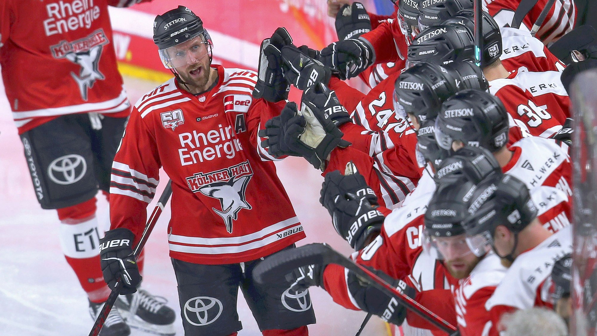 Die Kölner Haie spielten gegen Bremerhaven wie entfesselt. Hier feiert David McIntyre seinen Treffer zum 2:0.