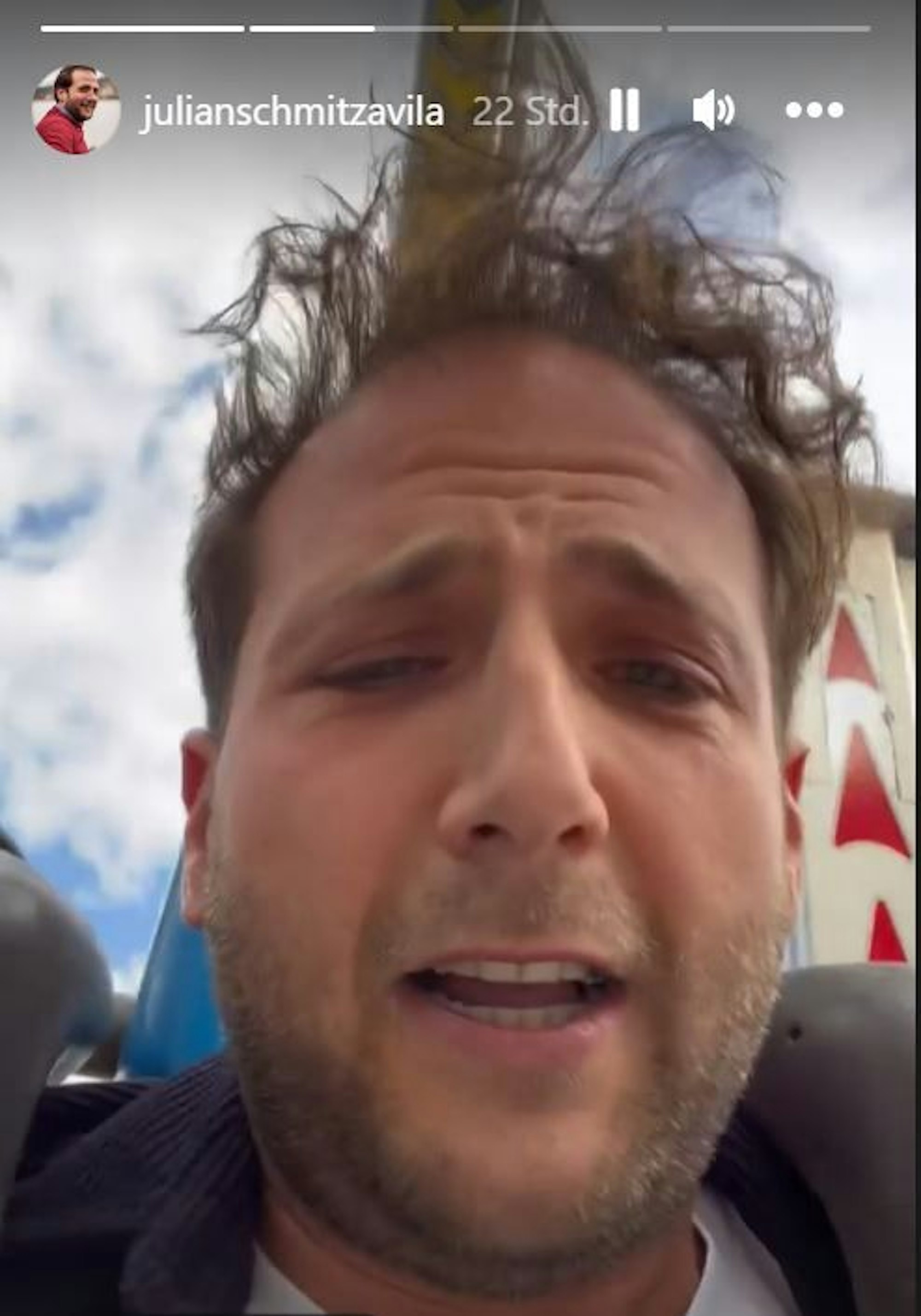 Julian Schmitz-Avila spricht während einer Achterbahnfahrt in die Handykamera.